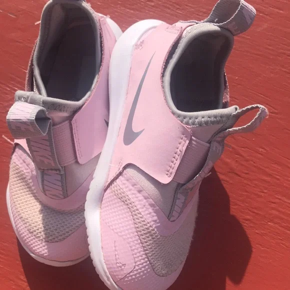 Light pink & white Nike 8c toddlers sneakers - Picture 3 of 6